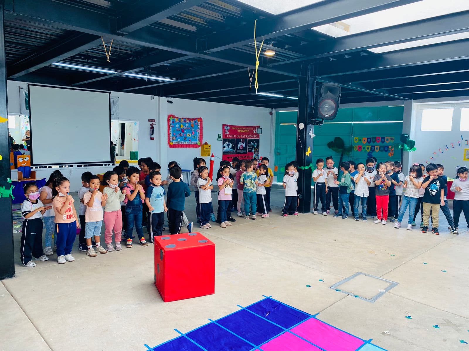 Alumnos participando en una actividad de grupo