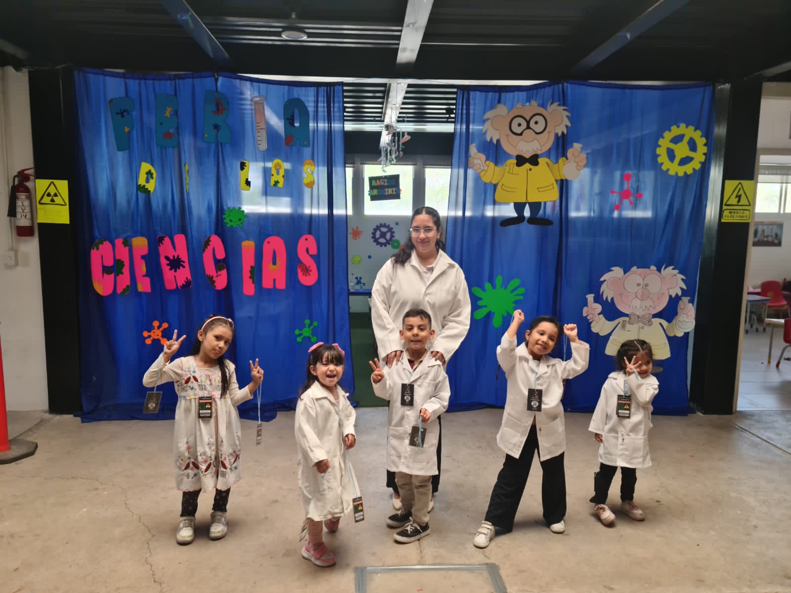 Alumnos en una actividad de ciencias