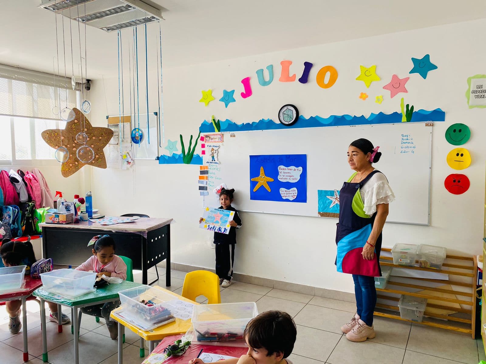 Docente y alumnos en el salón de clases