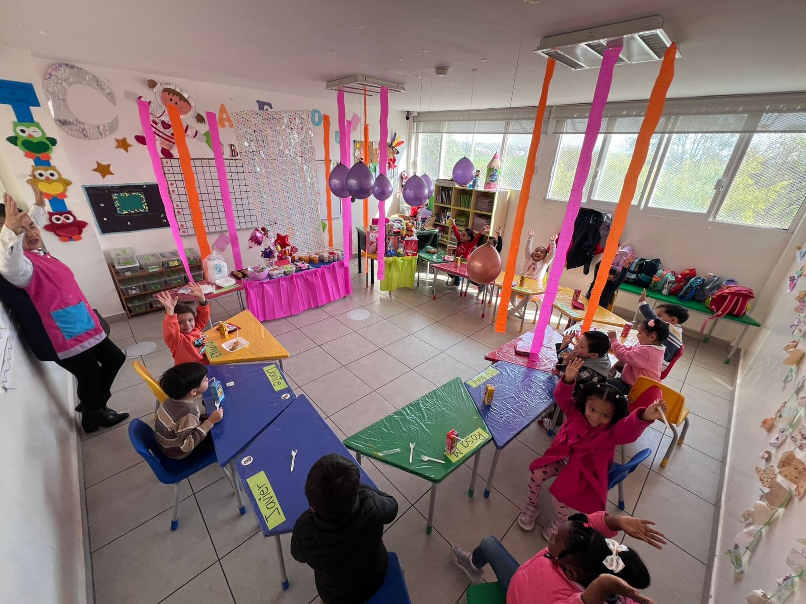 Salón decorado para una celebración con alumnos