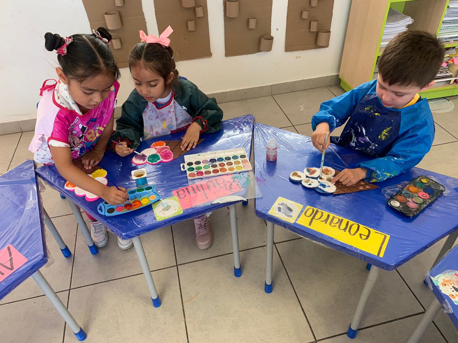 Alumnos pintando en Delmont