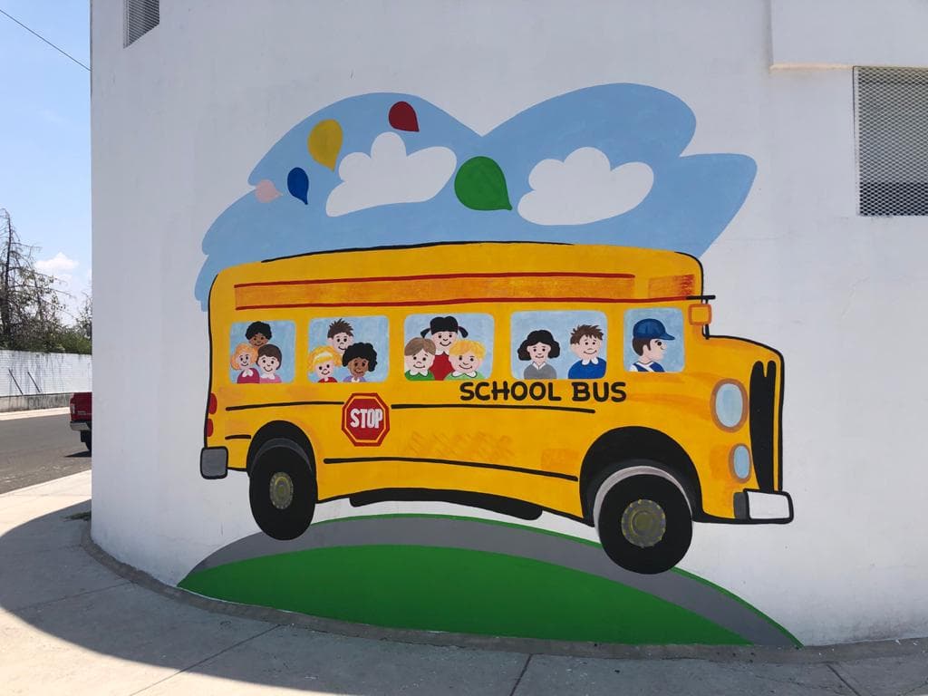 Mural colorido de autobús escolar en Delmont
