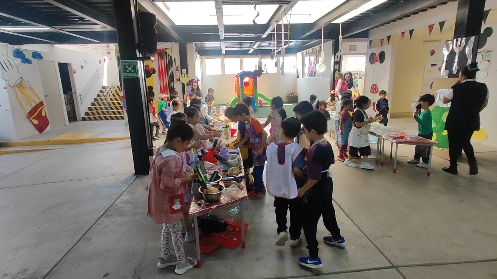 Alumnos en una actividad de cocina