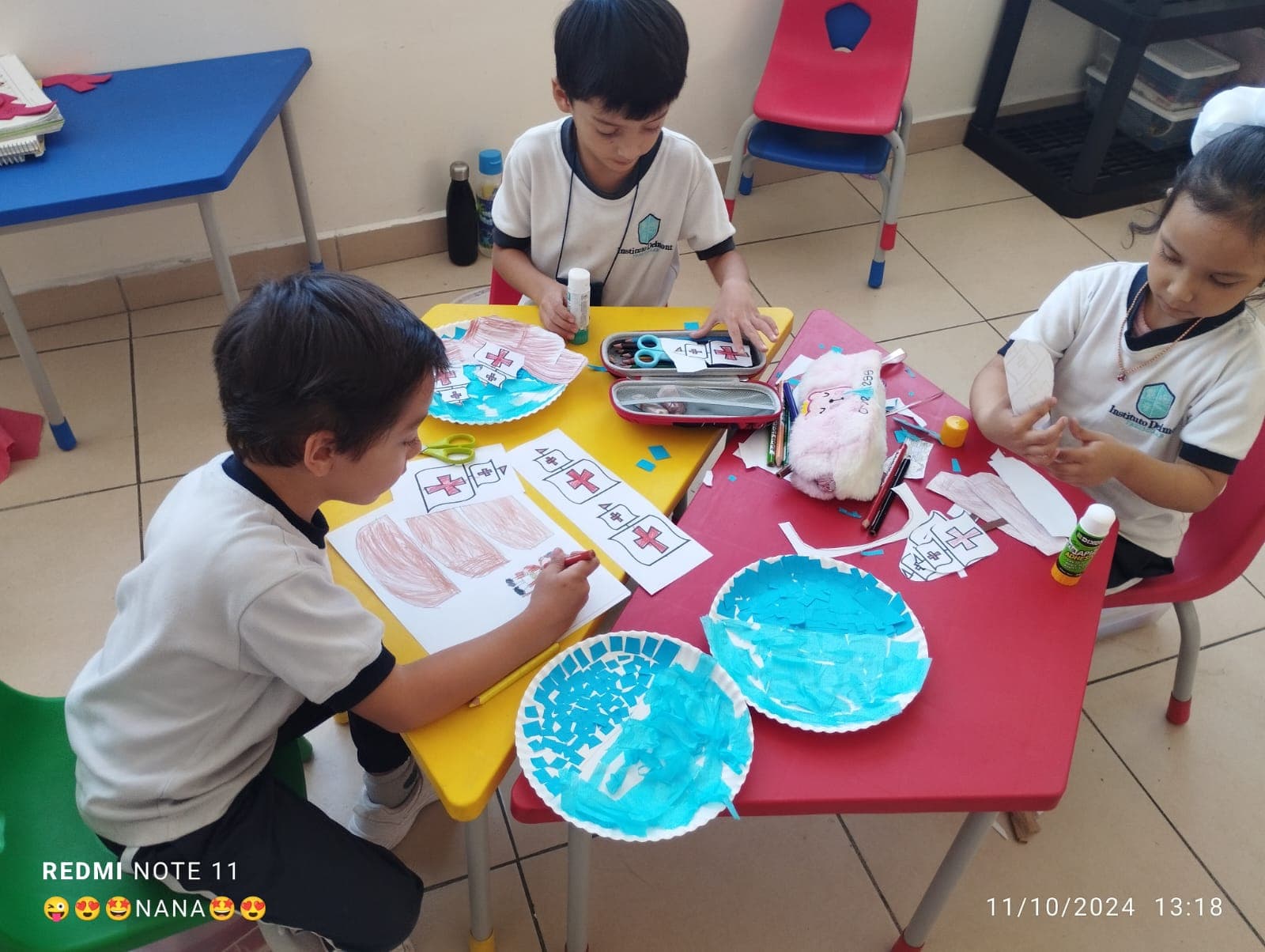 Alumnos creando juntos en el salón