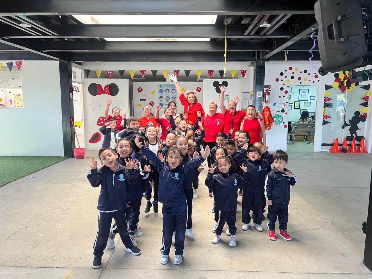Comunidad escolar Delmont reunida en el patio